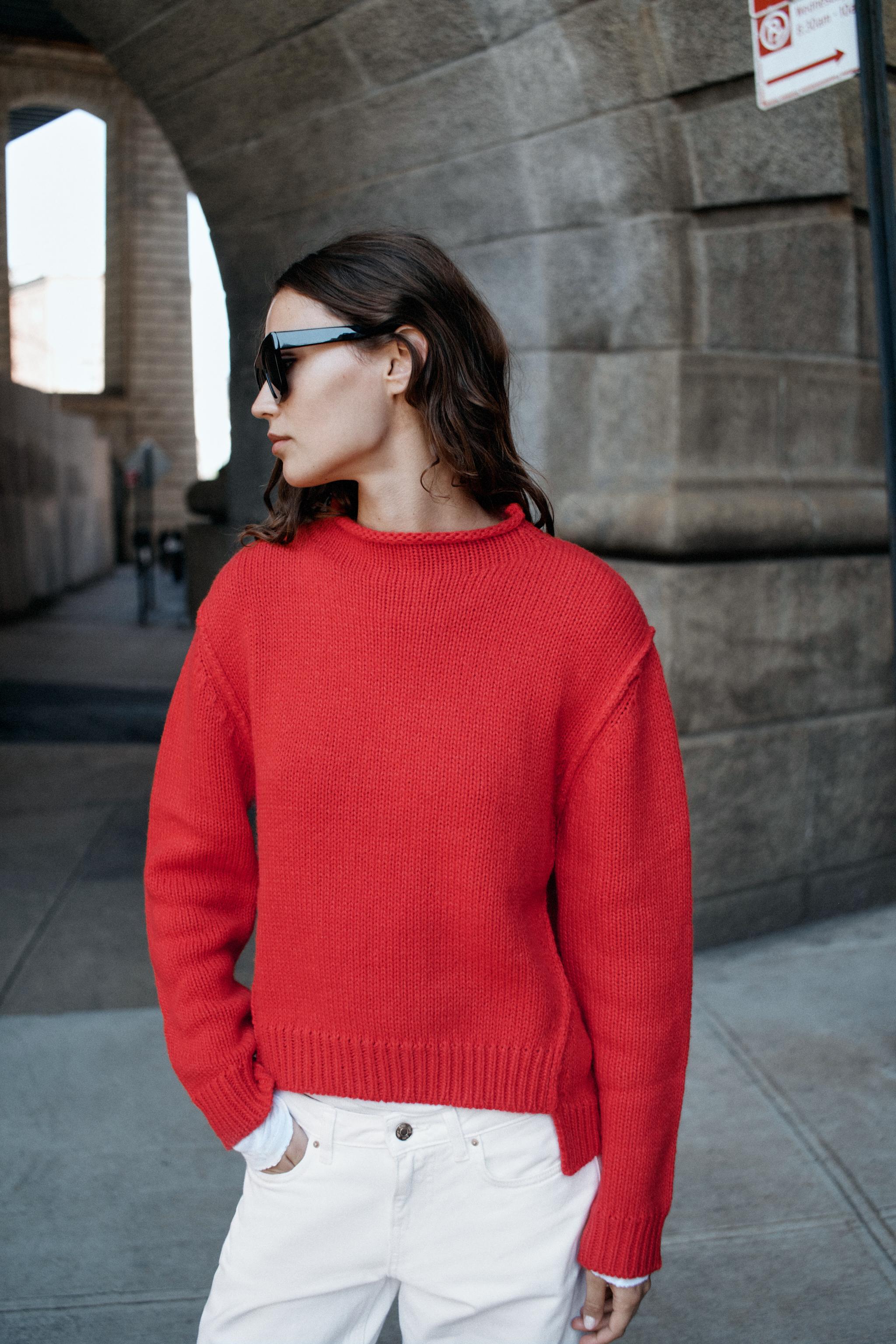 PULL EN MAILLE À COL CHEMINÉE